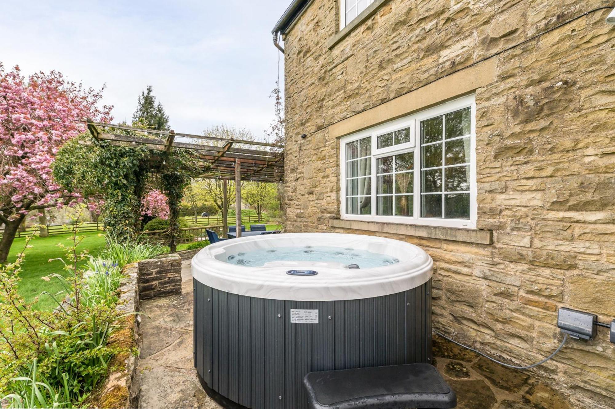Central Malham Wellbeing Escape With Hot Tub Sleeps 8 Exterior photo
