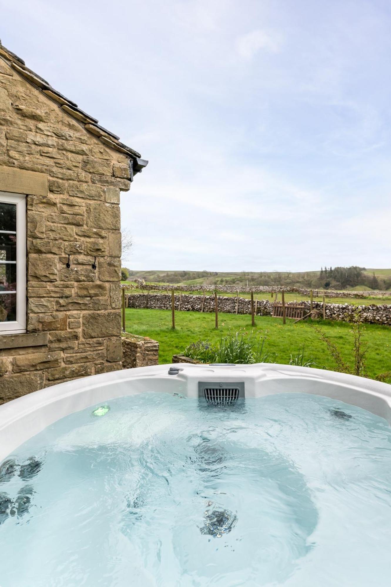 Central Malham Wellbeing Escape With Hot Tub Sleeps 8 Exterior photo