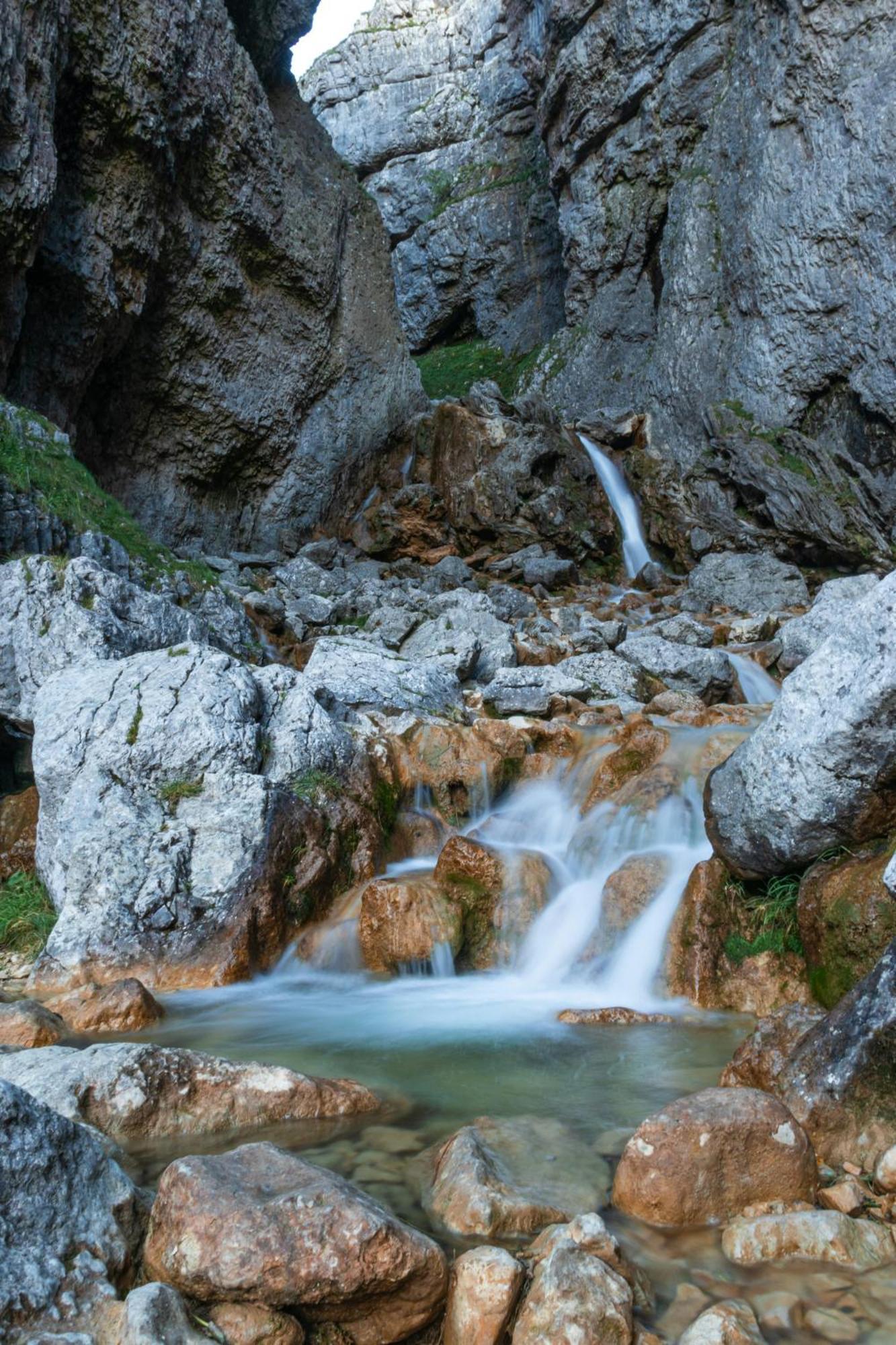 Central Malham Wellbeing Escape With Hot Tub Sleeps 8 Exterior photo